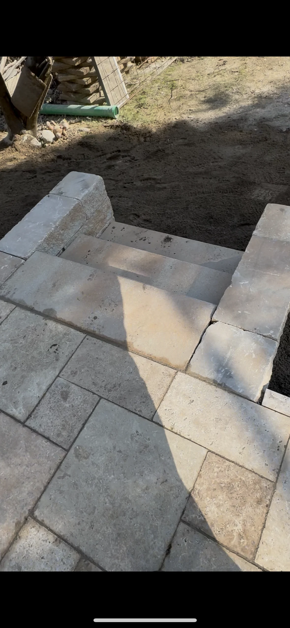 Stufenanlage in Betonoptik mit angrenzendem Pflaster