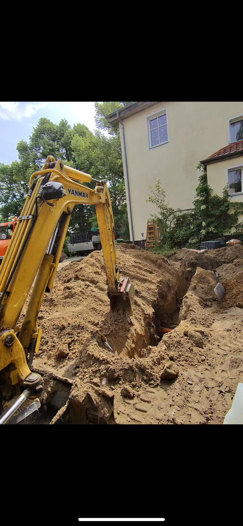 Minibagger bei Erdarbeiten im Vorgarten