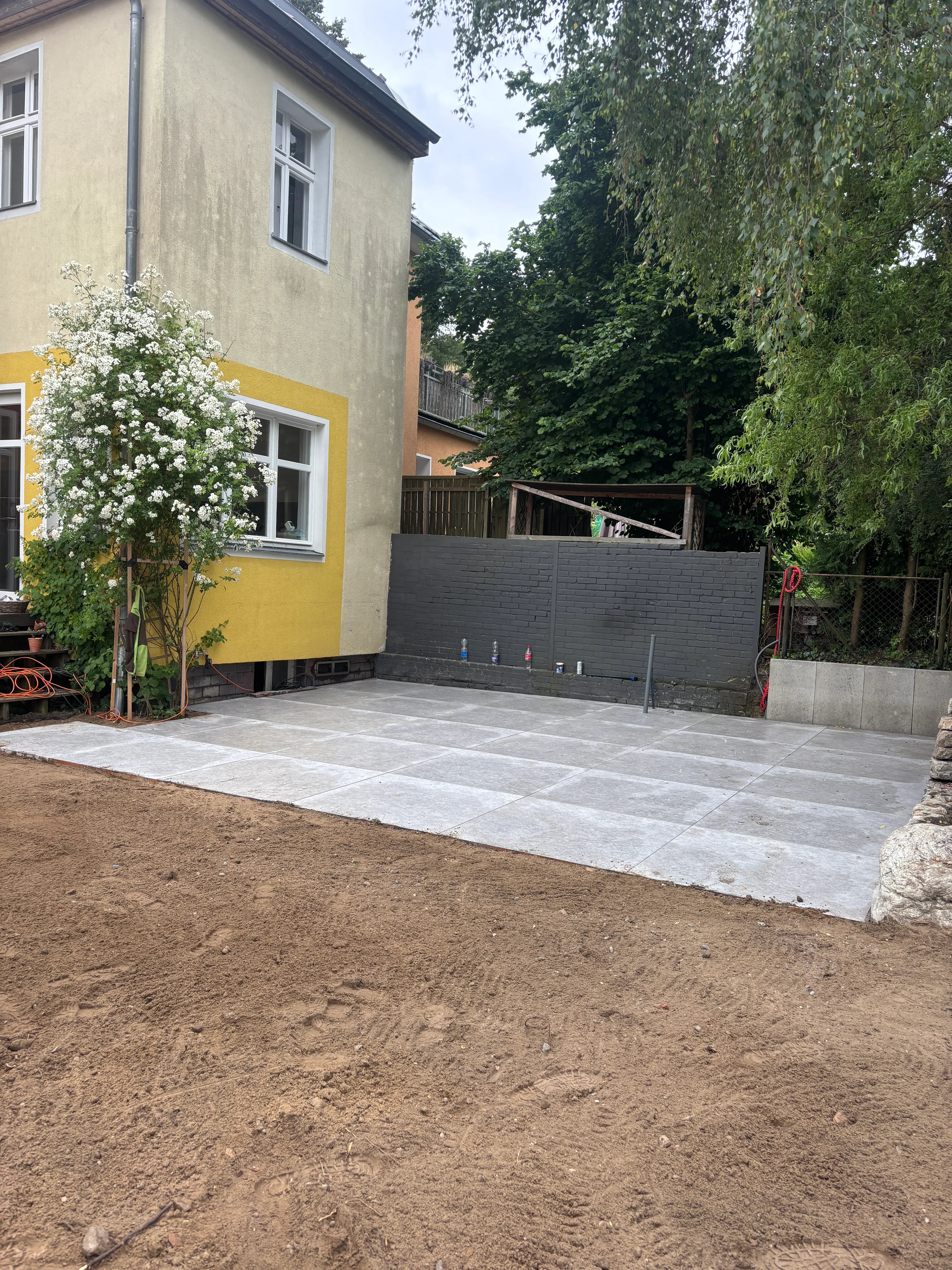 Großformatige Keramikterrasse in Alt-Glienicke