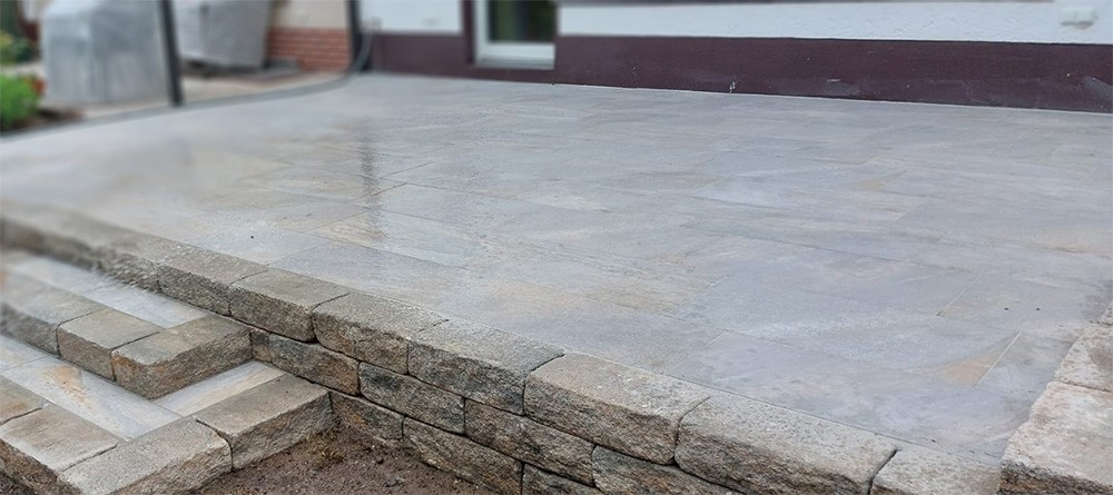 Wohnhausterrasse in Teltow mit großformatigen Steinplatten